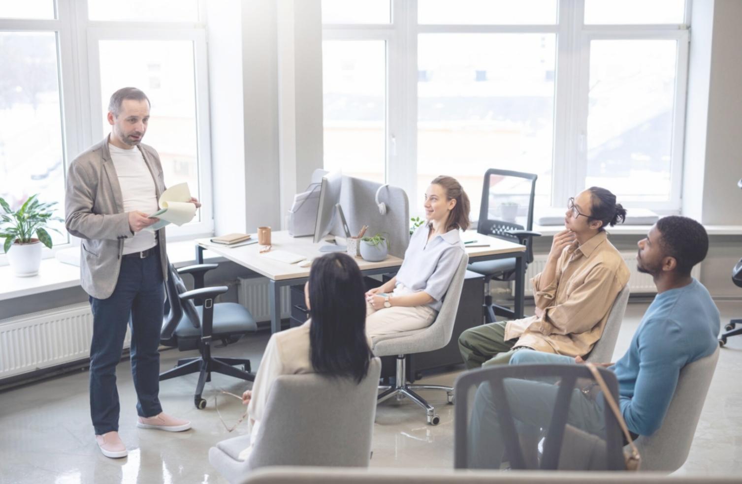 Tavolo di lavoro con bozze e annotazioni per la revisione